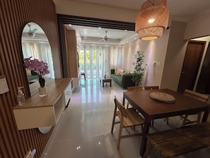 Apartament Comfort, aire condicionat, vistes a la ciutat | Servei de restauració