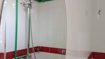 Kamar Double Deluks | Kamar mandi | Shower, handuk, sabun, dan tisu toilet