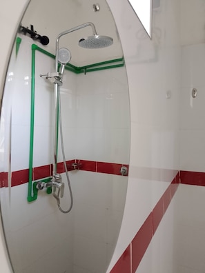 Deluxe Double Room | Bathroom | Shower, towels, soap, toilet paper - Jigs Hotel (Machakos)