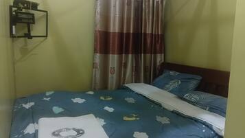 Kamar Double Basic | Meja kerja, ruang kerja ramah laptop, dan Wi-Fi gratis