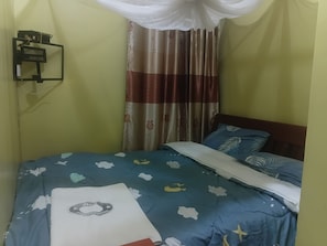 Basic Double Room | Desk, laptop workspace, free WiFi - Jigs Hotel (Machakos)
