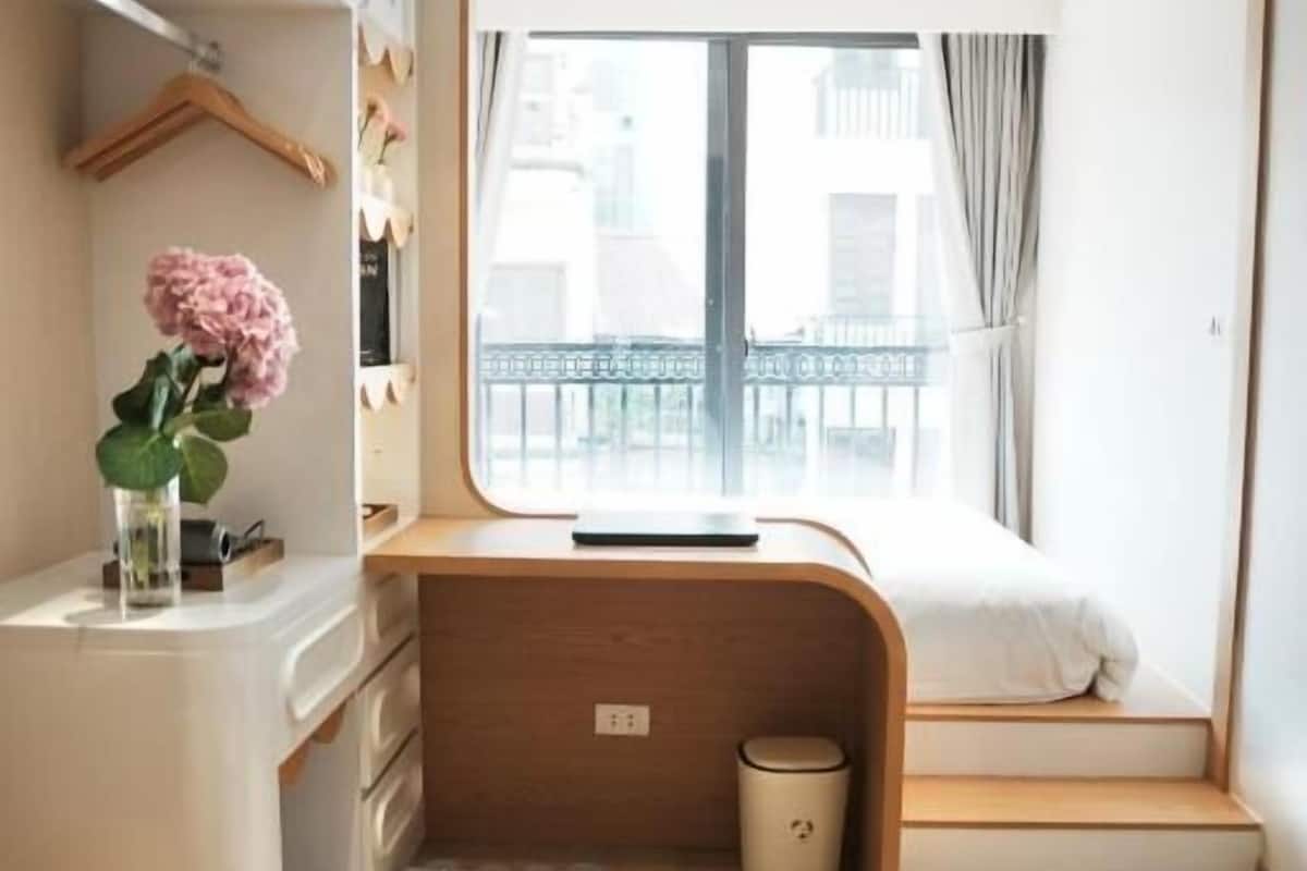 Basic-Doppelzimmer, Balkon, Stadtblick | Zimmersafe, Schreibtisch, laptopgeeigneter Arbeitsplatz