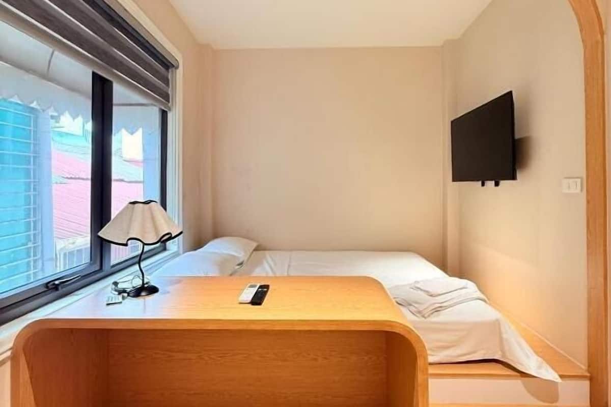 Classic-Doppelzimmer, Terrasse, Stadtblick | Zimmersafe, Schreibtisch, laptopgeeigneter Arbeitsplatz