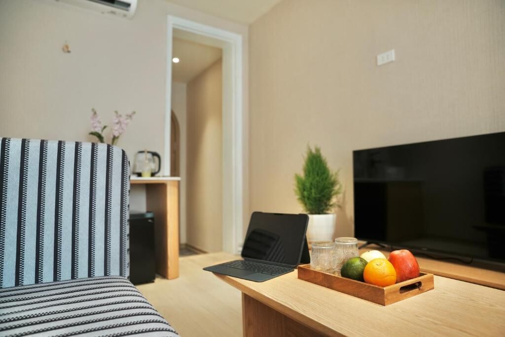 Habitación básica doble, balcón, vistas a la ciudad | Zona de estar