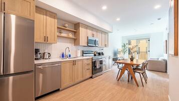 Coffee/tea maker, fridge, microwave, oven