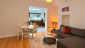Living area - 2-bed Apt, Sleeps 6 Near Arsenal & Highbury (London)