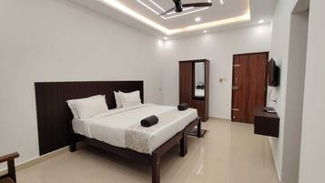 Deluxe Room, Balcony, Garden View | Desk, laptop workspace, WiFi (free)