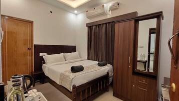 Standard Room | Desk, laptop workspace, WiFi (free)