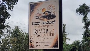 Letrero de un establecimiento llamado 'River Point', con datos de contacto e ilustración de un paisaje.