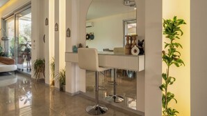 Un interior moderno con un panel de vidrio, una silla blanca y un espejo.