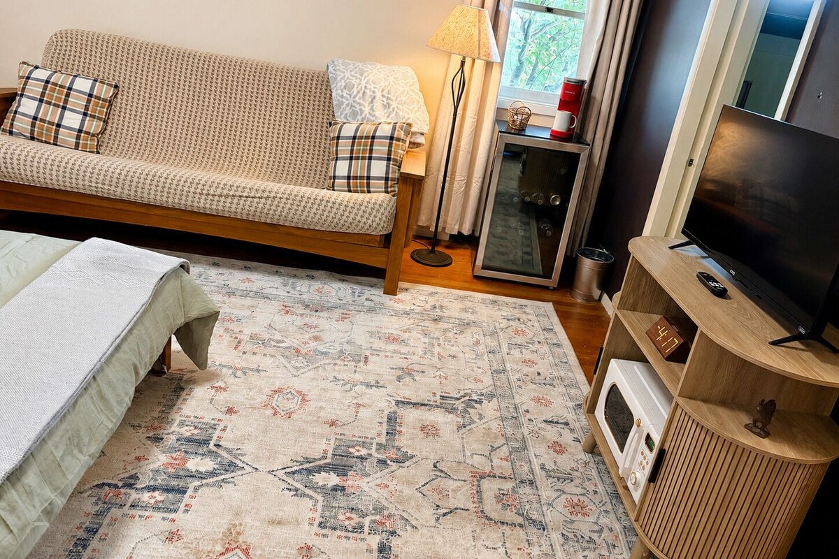 Suite, 2 Bedrooms, Mountain View | Living area | 40-inch flat-screen TV with digital channels, Netflix, Hulu