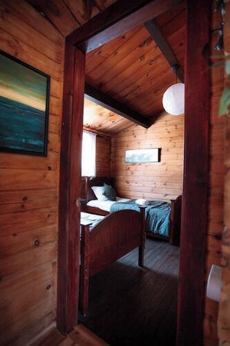 Beautiful River-front Log Cottage: Glass Room, Hot Tub & Sauna