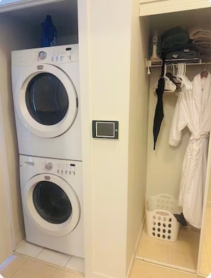 Apartamento conforto, sacada, vista para a cidade | Parte interna