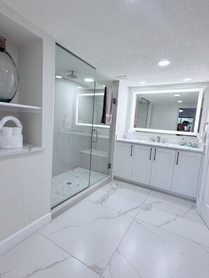 Bathroom - 2-bedroom Resort in adorable Kissimmee w/fitness room & AC, Disney Parks. (kissimmee)