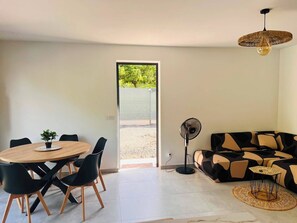 Dining - 3-bedroom villa with a private pool. (Les Abymes)