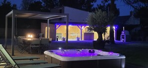 Outdoor dining - Vrbo Property (Varennes-sur-Loire)