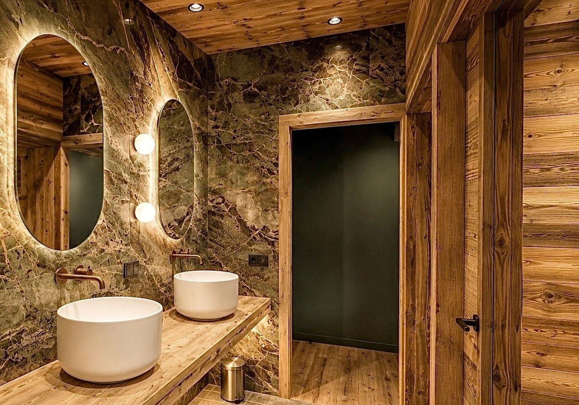 Un bagno con pareti in legno, effetto marmo, due lavabi e uno specchio con illuminazione.