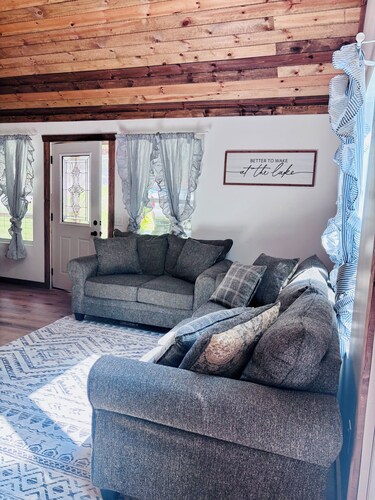 3 bedroom house in quiet Warsaw neighborhood sitting on Lake of the Ozarks!