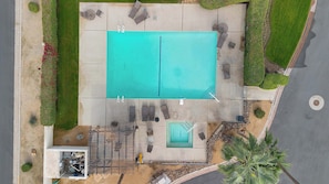 Ein Pool auf dem Dach mit Liegestühlen und einem kleineren Poolbereich.