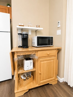 Interior - Walk to Beach - Sleep Number bed - Full Kitchen (Fort Pierce)