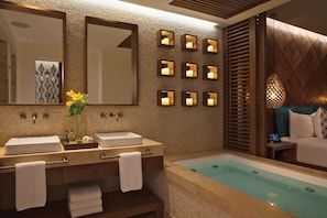 Jetted tub, hair dryer, towels, soap - All inclusive romantic swim out room with jacuzzi for 2 at Secrets Maroma Beach (Punta Cana)