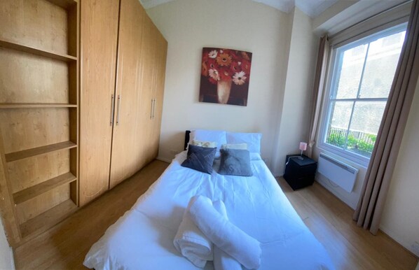 Room - Chelsea 1-Bed Upper Floor Flat on King's Road | Sleeps 3 (London)
