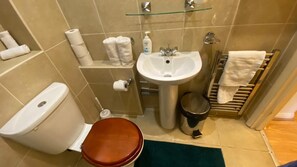 Bathroom - Chelsea 1-Bed Upper Floor Flat on King's Road | Sleeps 3 (London)