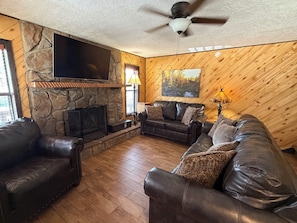 TV, fireplace - Little Fanny Cabin in Red River (Red River)