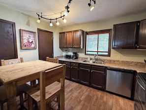 Oven, stovetop, dishwasher, toaster - Little Fanny Cabin in Red River (Red River)
