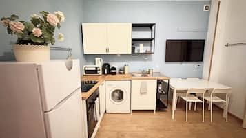 Coffee/tea maker, fridge, microwave, oven