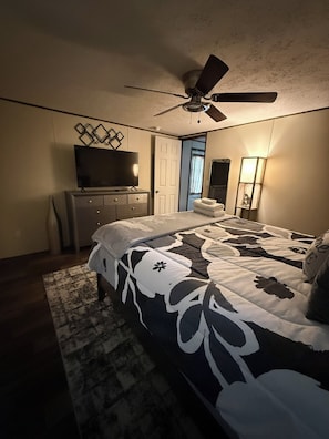 Room - Whyte Pine Woods (Bainbridge)
