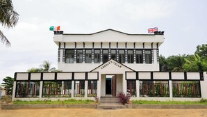 Un bâtiment à deux étages sur lequel on peut lire l’inscription « VILLA CROLE ».