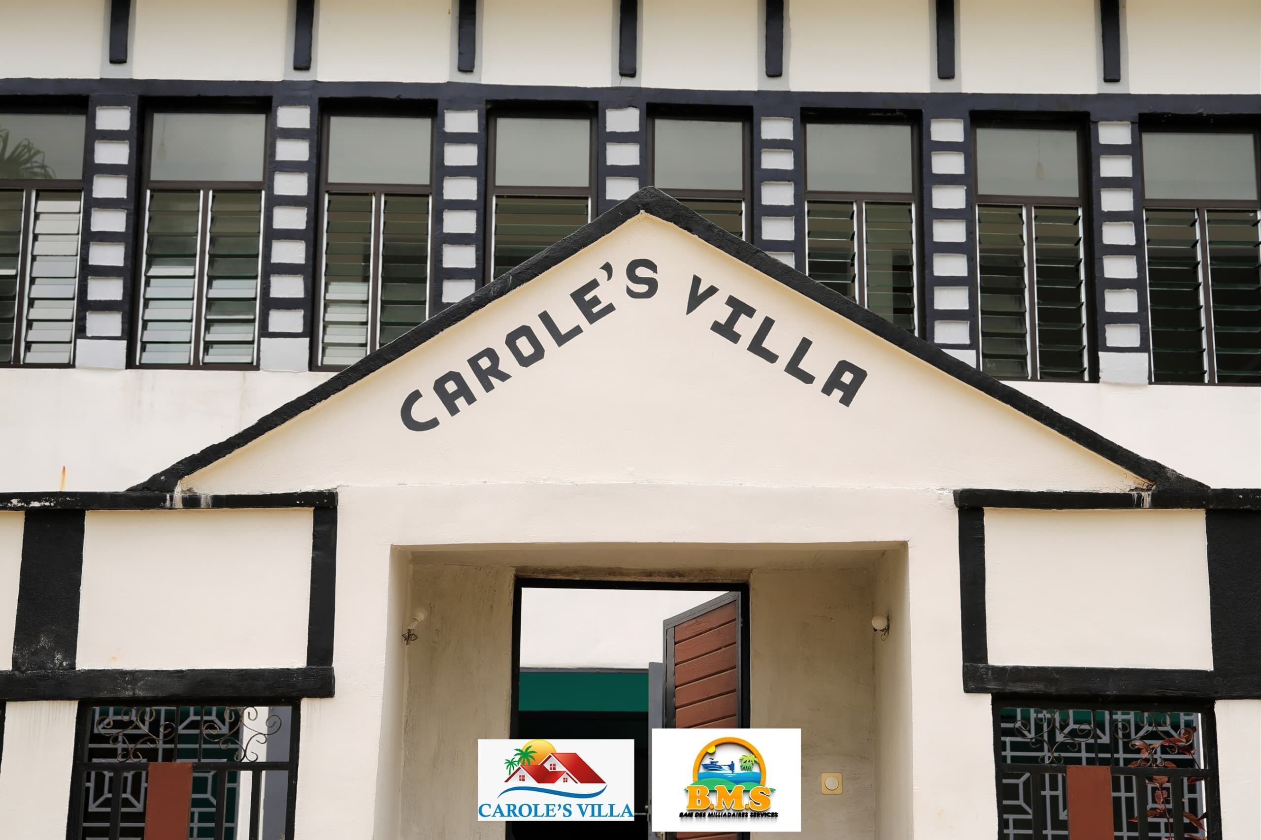 Der Eingang zur Villa Carole mit einem Schild über der Tür.