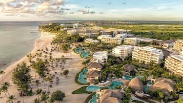 Un complexe hôtelier comprenant plusieurs bâtiments, une plage et un espace piscine.