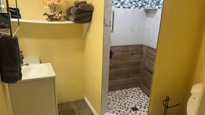 A bathroom with a shower, sink, and toilet. - Your Ideal Stay Near the Stockyards (Fort Worth)