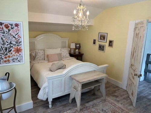  Farmhouse in Windsor. A scenic countryside escape.
