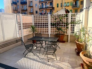 Outdoor dining - DolcevitaFirenze • Wi-Fi, TV, 15 min from City Centre (Firenze)