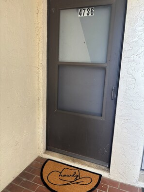 A dark brown door with a frosted glass panel and a number plate reading '4736'. - The Pioneer Cottage - 1BR Near Disney & Airport (St. Cloud)