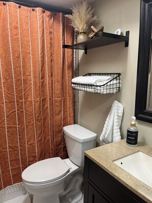 Bathroom - The Pioneer Cottage - 1BR Near Disney & Airport (St. Cloud)