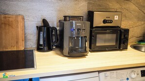 A kitchen with a coffee maker, a microwave, and a toaster. - Ferienwohnung im Bramfelder 1 (Wandsbek-Hamburg)
