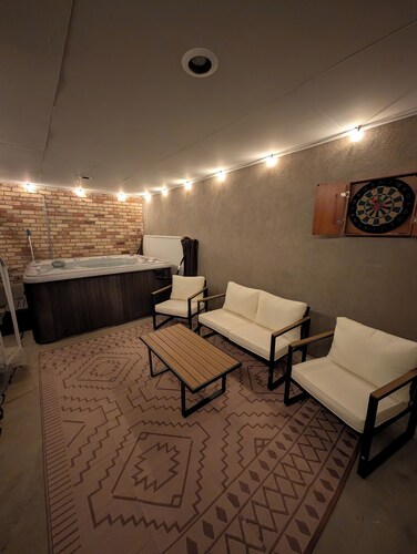 Bountiful Haven, sleeps 10, Hot Tub, near SLC, 3 bedrooms