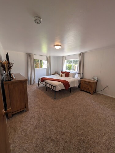 Bountiful Haven, sleeps 10, Hot Tub, near SLC, 3 bedrooms