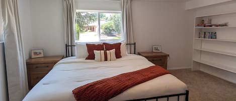 3 bedrooms, iron/ironing board, WiFi, bed sheets
