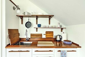 Private kitchen - Cozy, renovated 1-bedroom studio in Westport Point with AC (Westport)