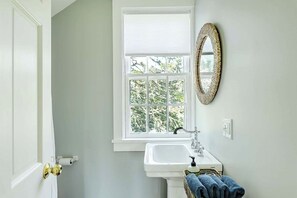 Shower, towels, soap, toilet paper - Cozy, renovated 1-bedroom studio in Westport Point with AC (Westport)
