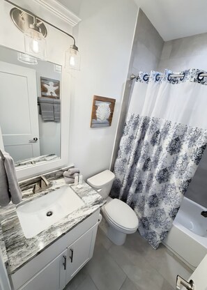 Douche, sèche-cheveux, serviettes fournies, savon