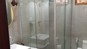 Asciugacapelli, asciugamani, sapone, carta igienica