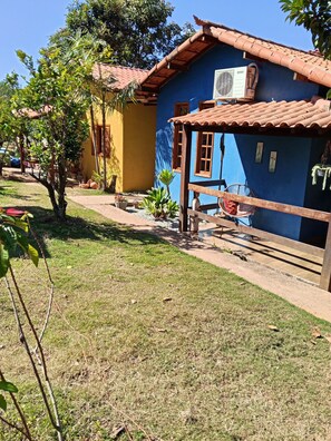 A residential area with a blue house featuring a tiled roof, a wooden fence, and a hammock. - Little house Azul near Inhotim Brumadinho. (Brumadinho)