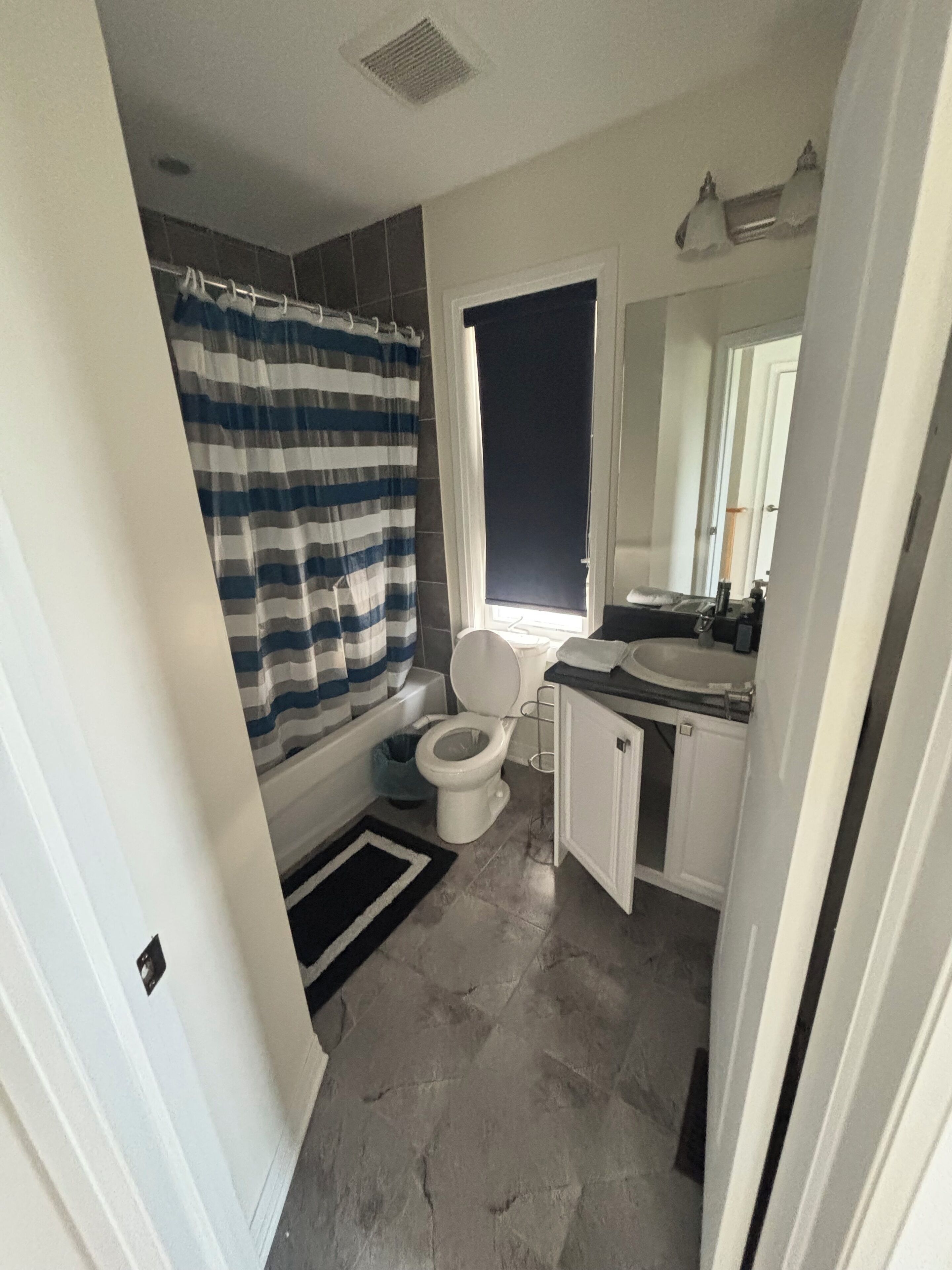 Een haardroger, een bidet, handdoeken, toiletpapier