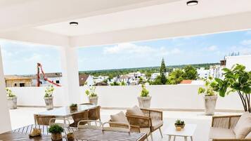 Comfort Condo, Balcony, Beach View | Outdoor dining